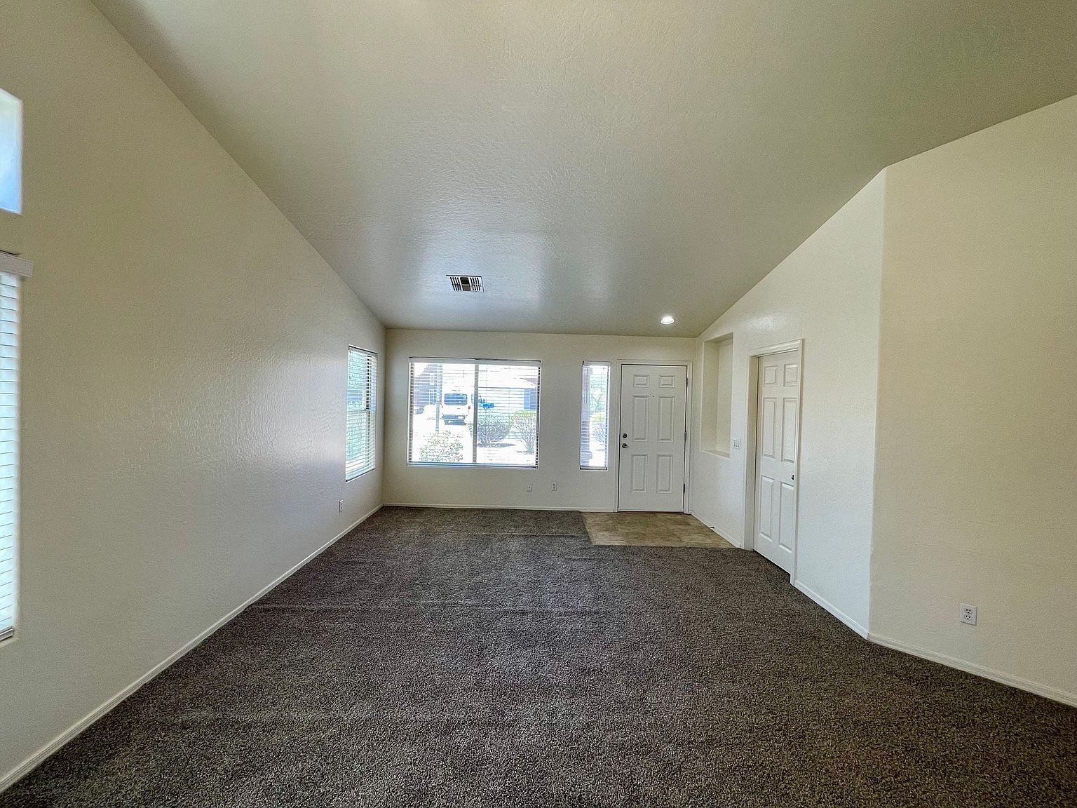 25853 W Elizabeth Ave photo 3