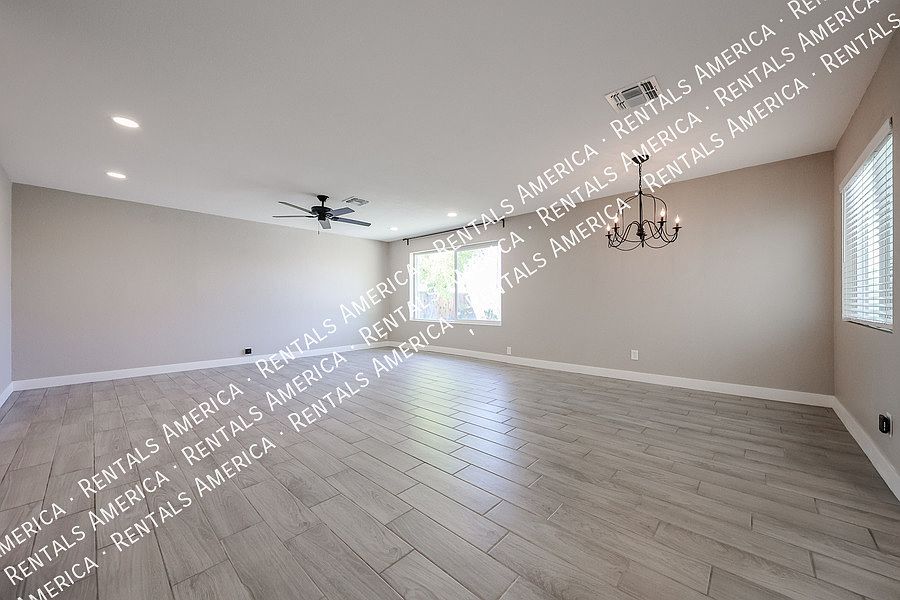 2902 W Straford Dr photo 3