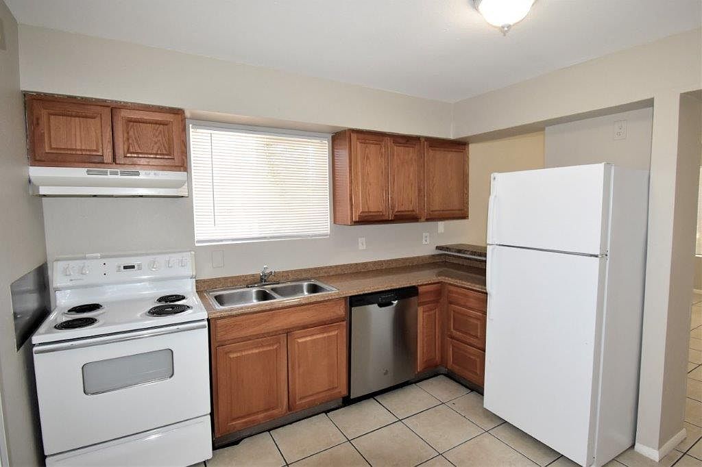 2426 E Waltann Ln photo 3