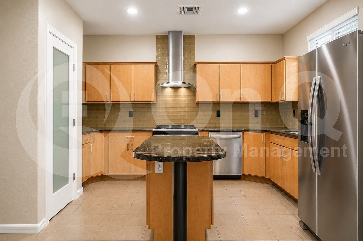 2315 E Pinchot Ave photo 2
