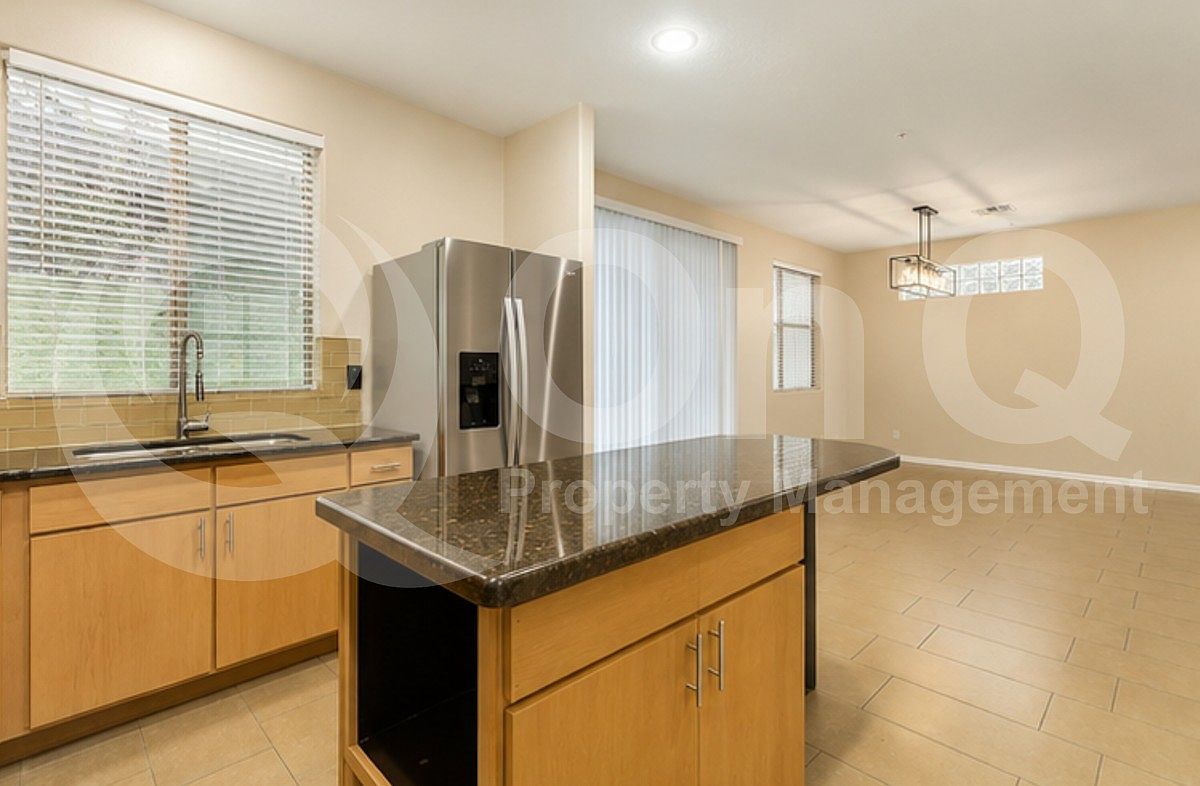 2315 E Pinchot Ave photo 4
