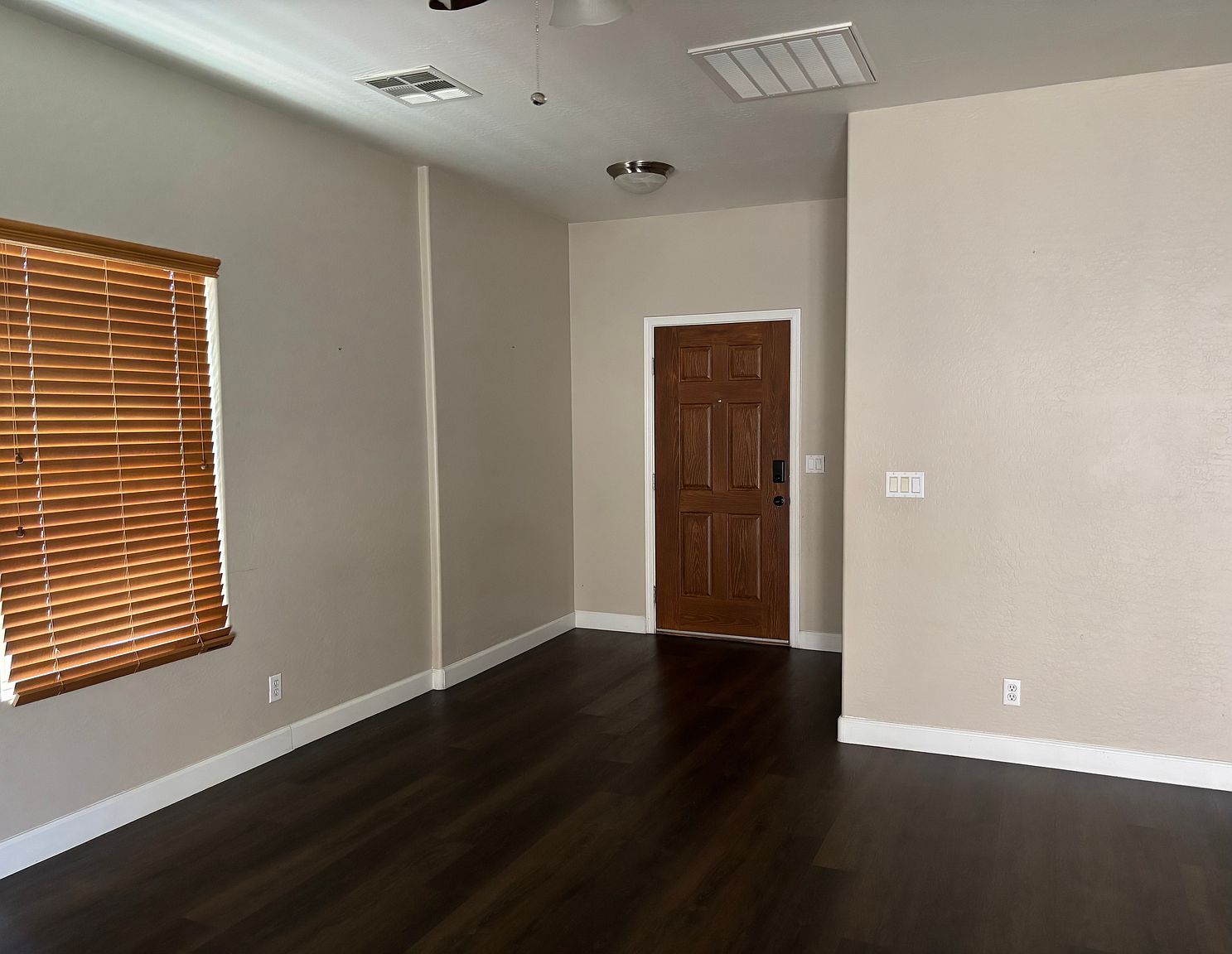 8758 W Dreyfus Dr photo 4