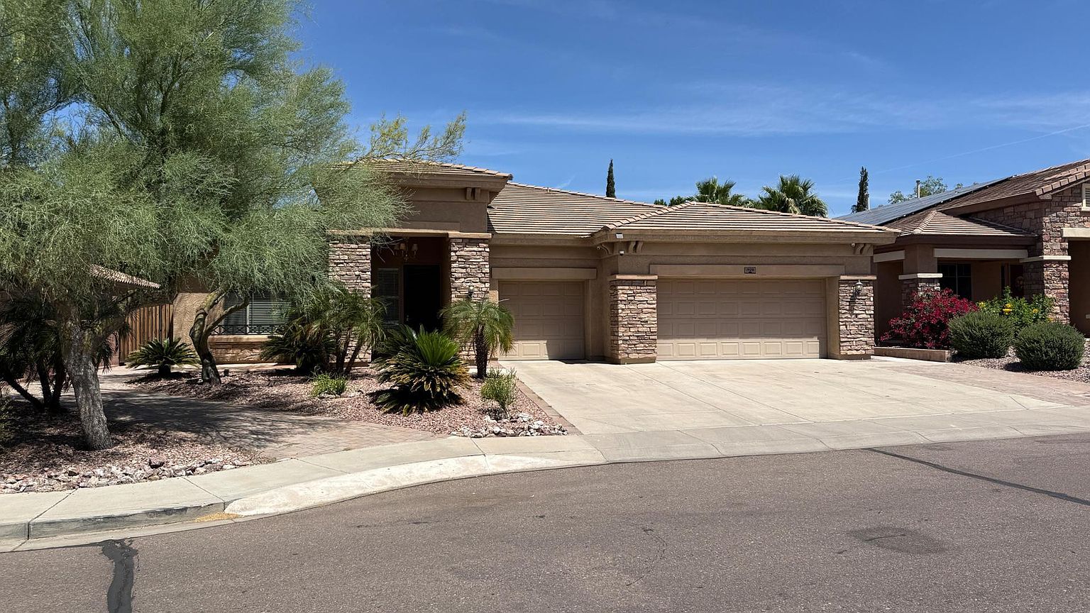 1928 W Spur Dr Phoenix, AZ 85085 photo 2
