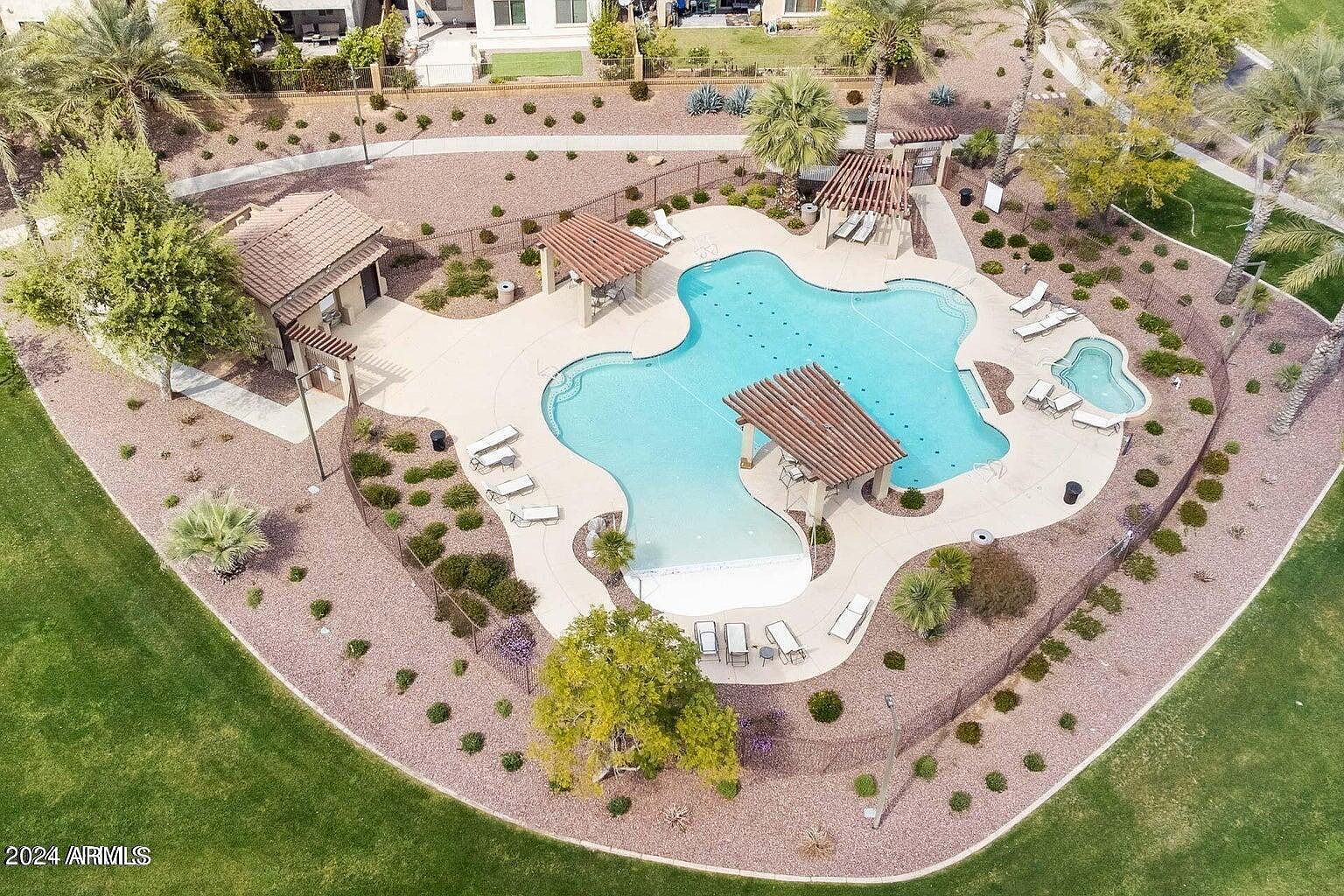 2022 W Marconi Ave photo 2