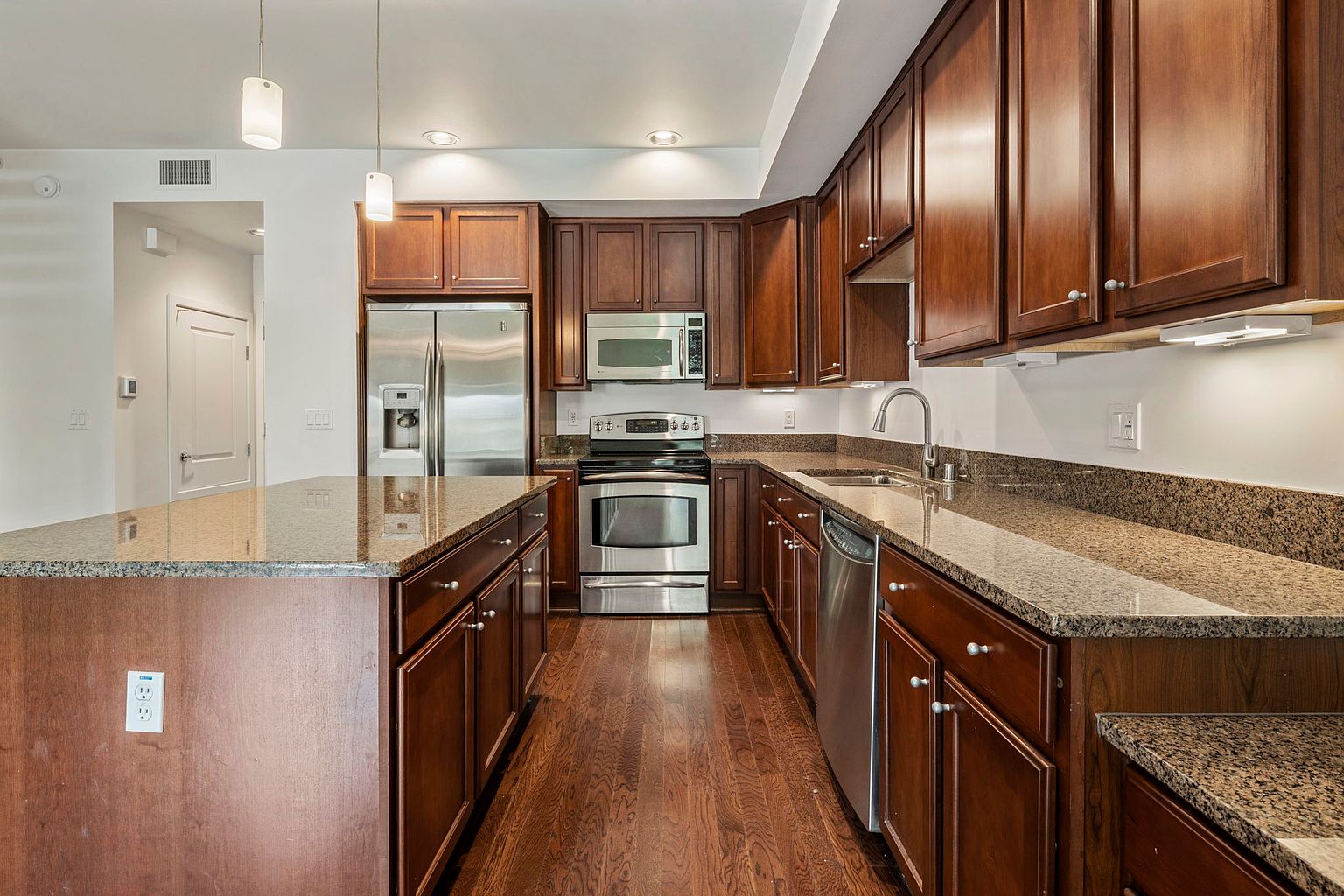 525 W Lakeside Dr photo 5