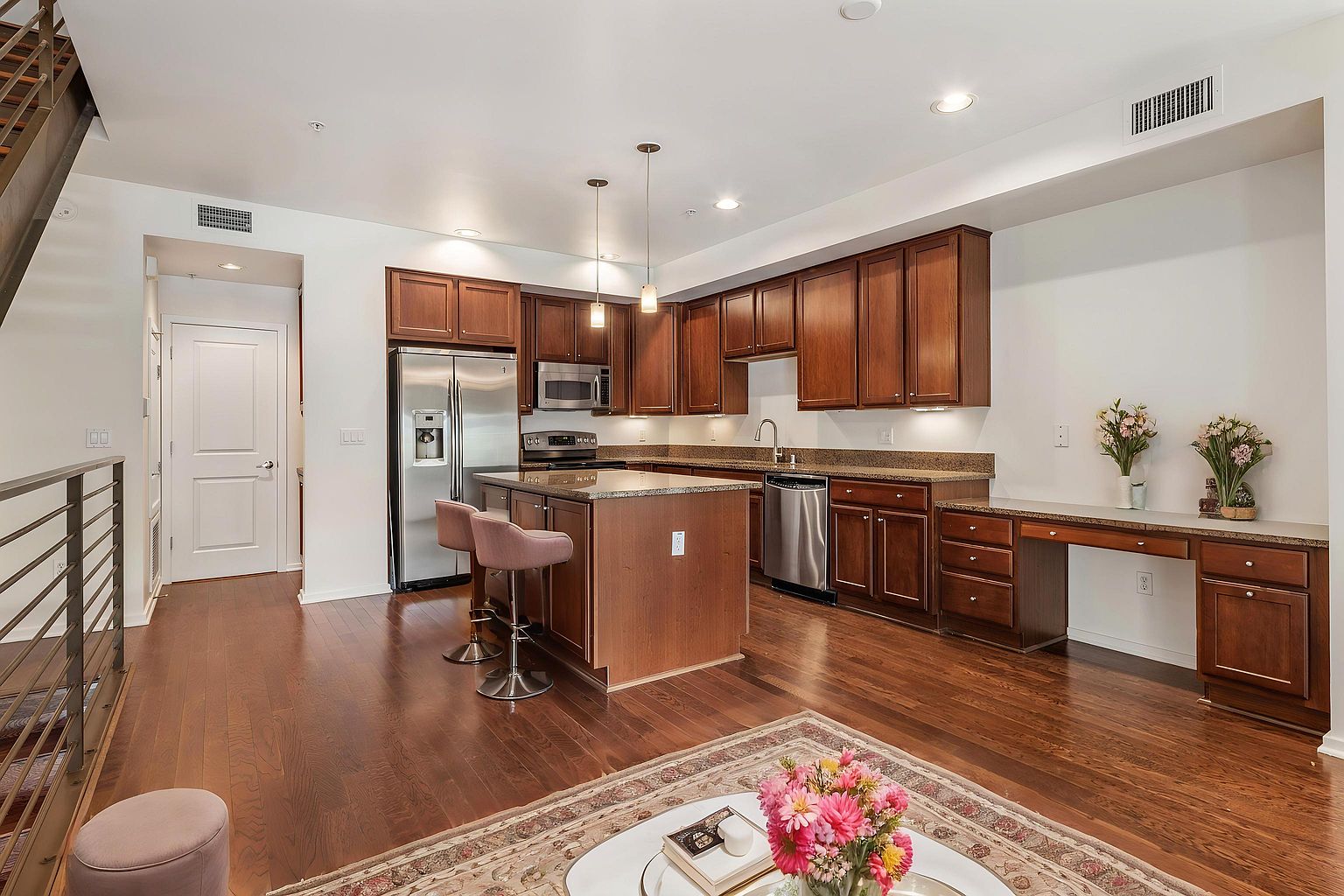 525 W Lakeside Dr photo 2
