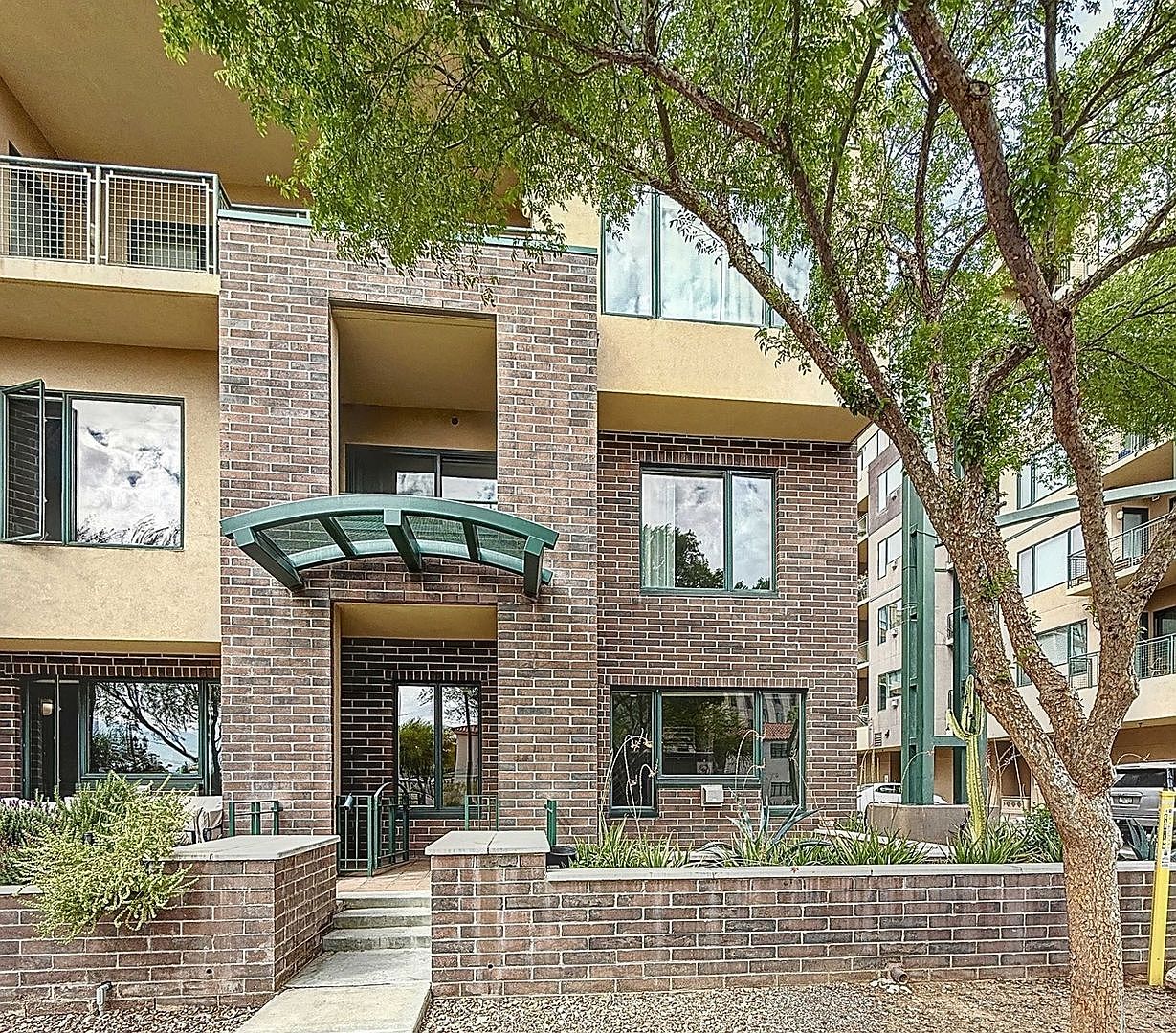 Charming 2BR Townhome in Phoenix photo 2