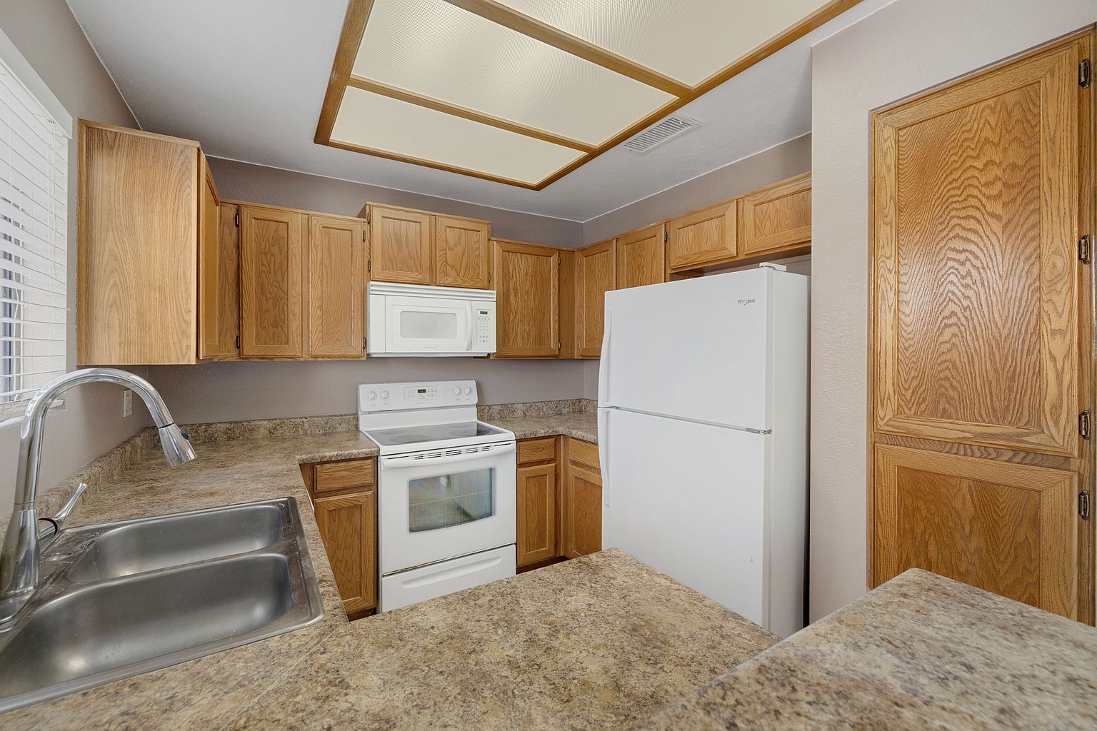 2986 N Oregon St photo 3