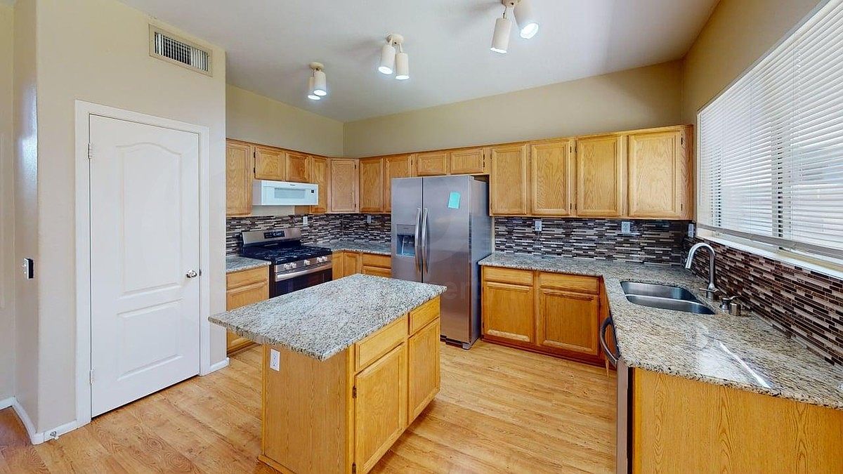1153 W Elgin St photo 2