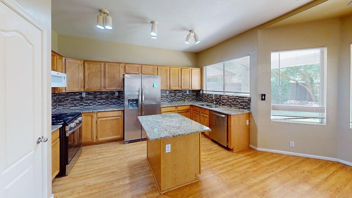 1153 W Elgin St photo 4