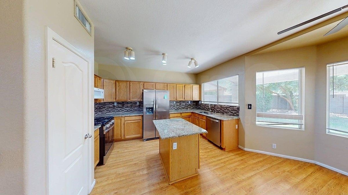 1153 W Elgin St photo 3