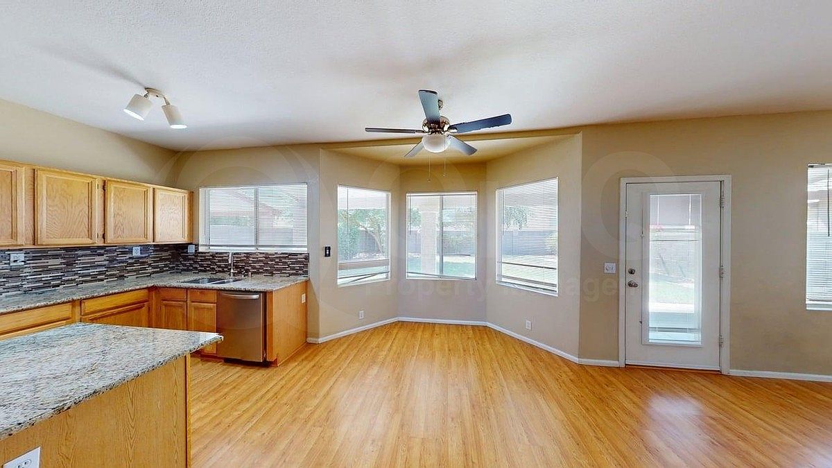 1153 W Elgin St photo 5
