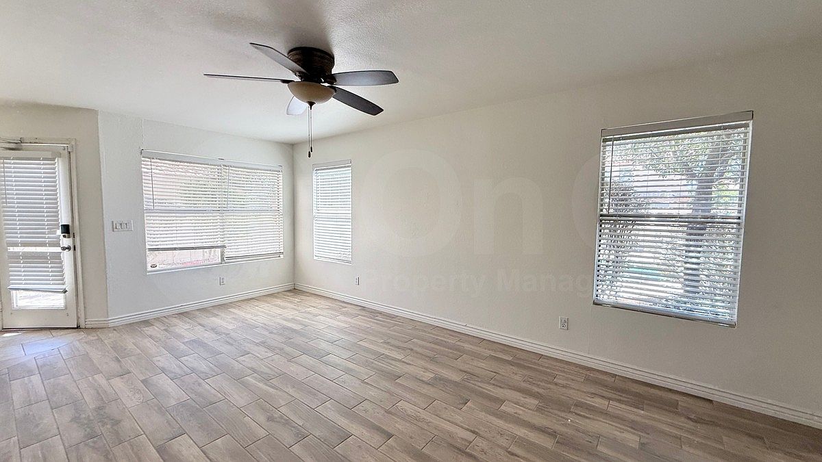 1135 W Macaw Dr photo 3
