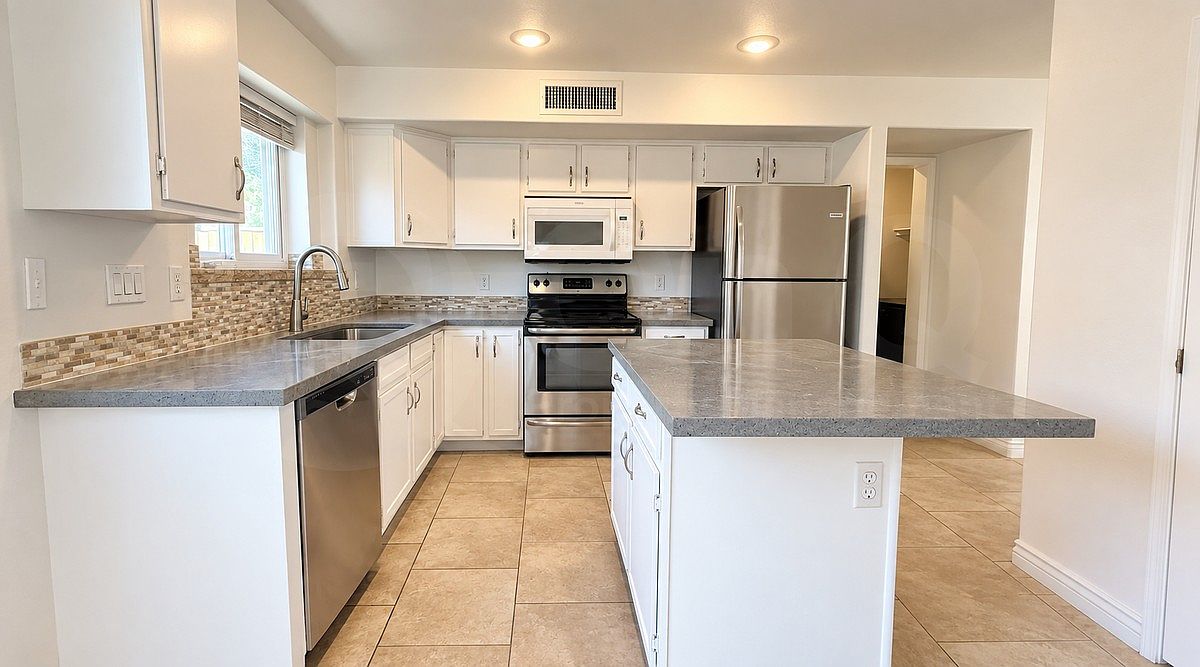1135 W Macaw Dr photo 2