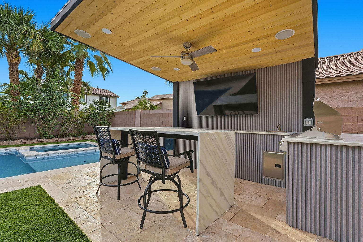 2401 W Indigo Dr photo 2