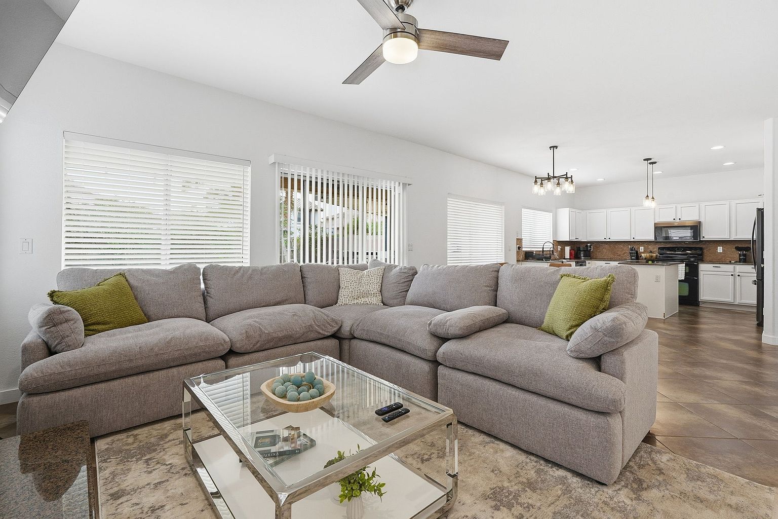 2401 W Indigo Dr photo 5