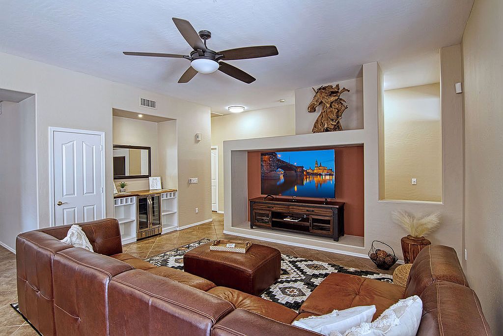 2144 W Olive Way photo 3