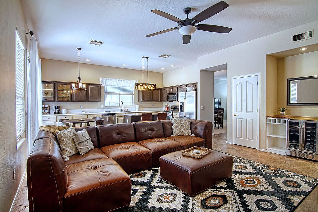 2144 W Olive Way photo 2