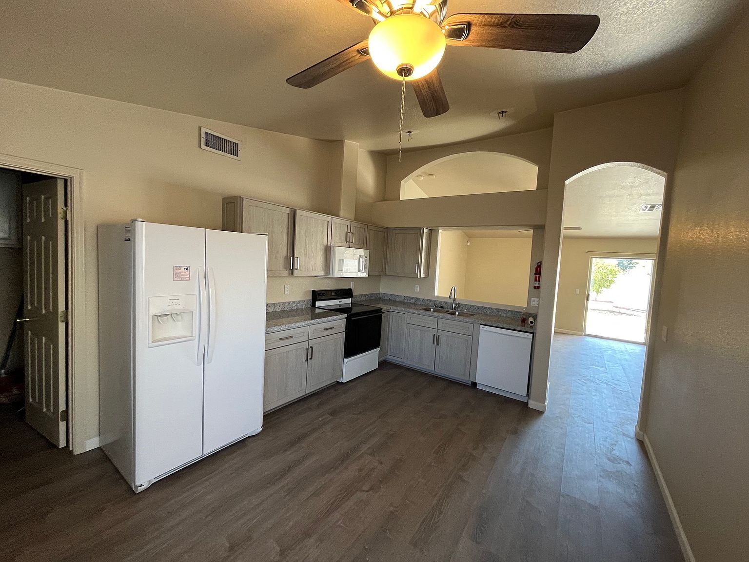 1153 E Butler Dr photo 4
