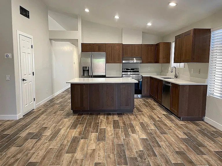 1413 W Kesler Ln photo 3