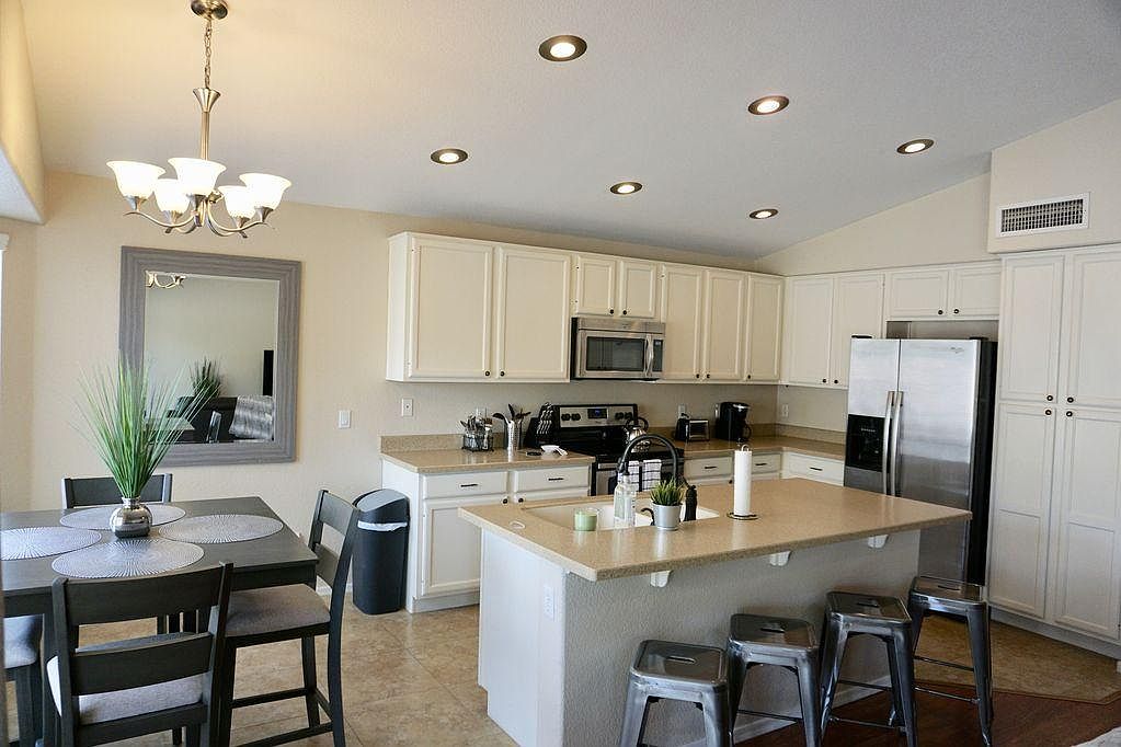 1692 W Sparrow Dr photo 2