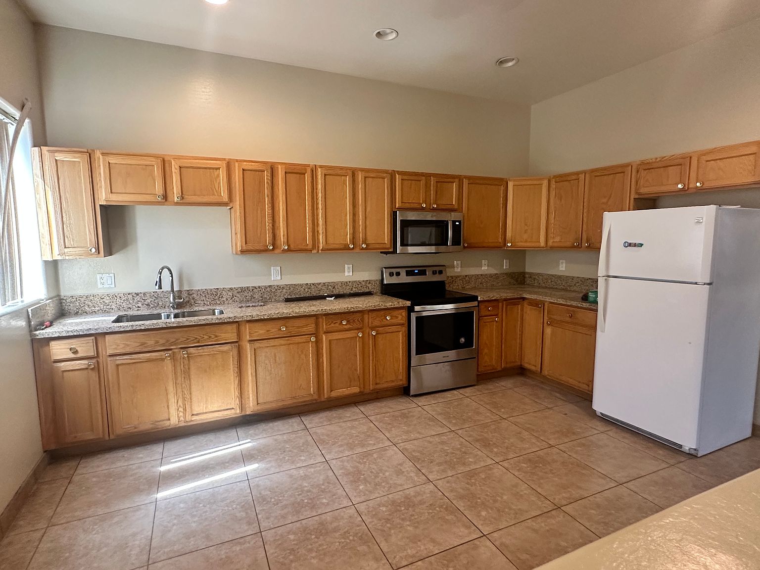 2828 E Roeser Rd photo 4