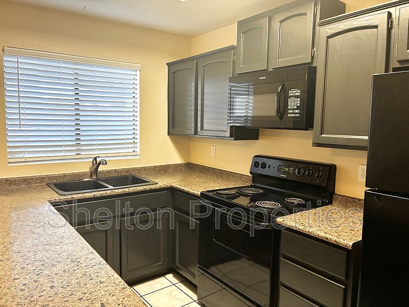 170 E Guadalupe Rd photo 4