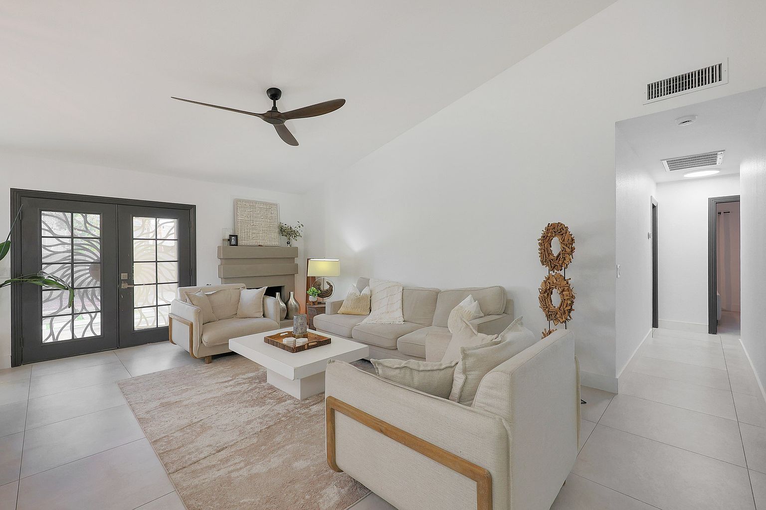 1325 E San Angelo Ave photo 4