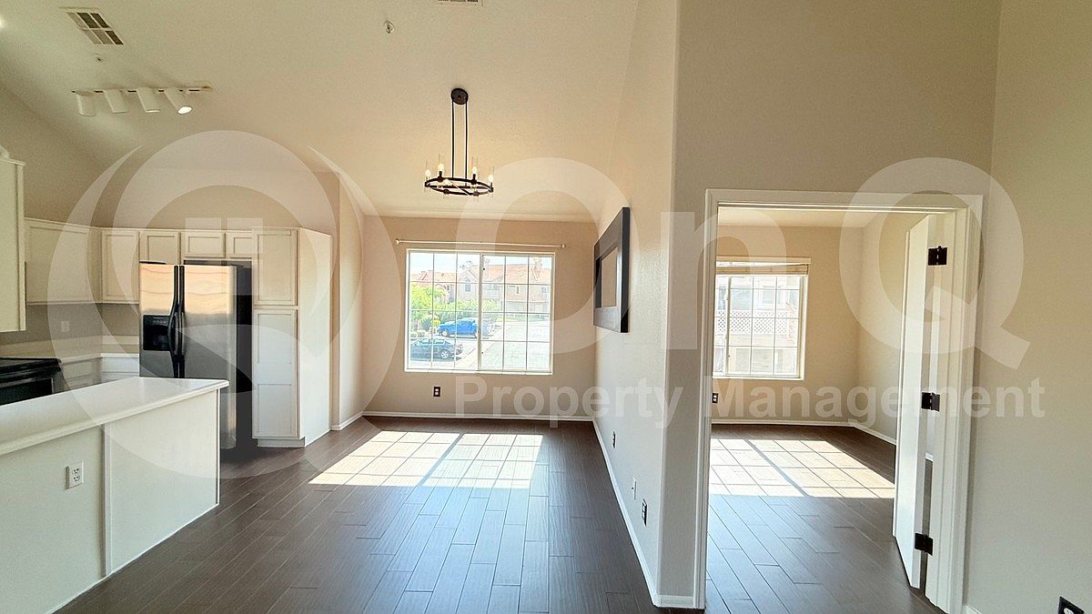 1633 E Lakeside Dr photo 5