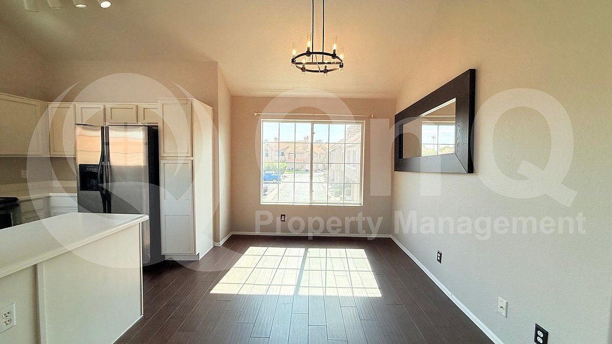 1633 E Lakeside Dr photo 3