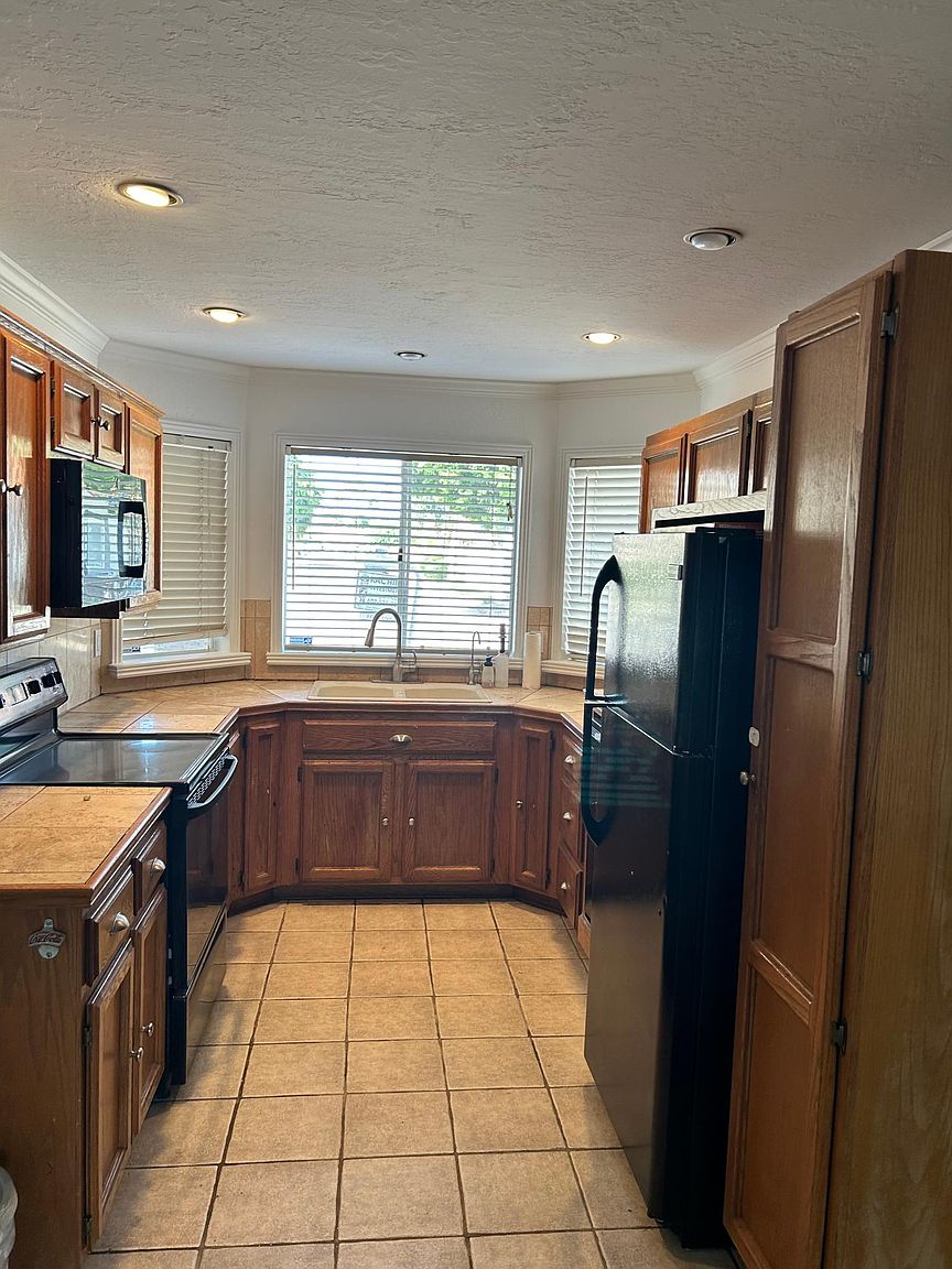 1819 E Marquette Dr photo 2