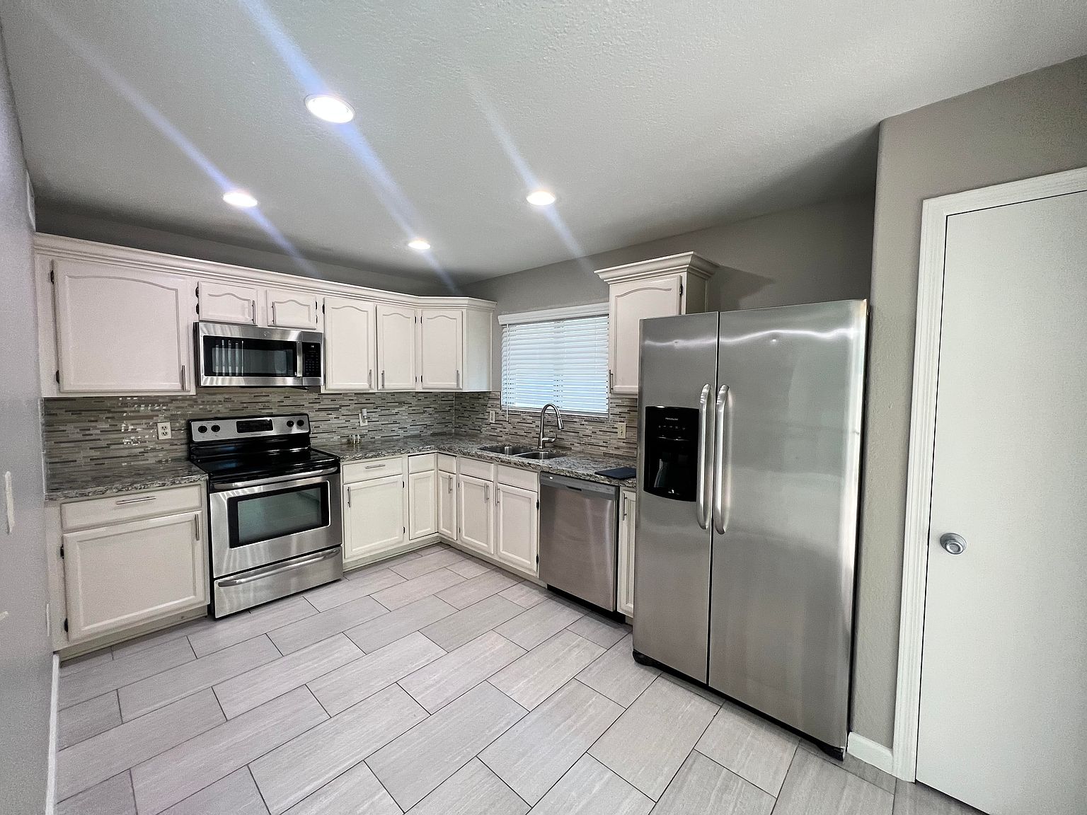 1140 N Corsica Dr photo 2