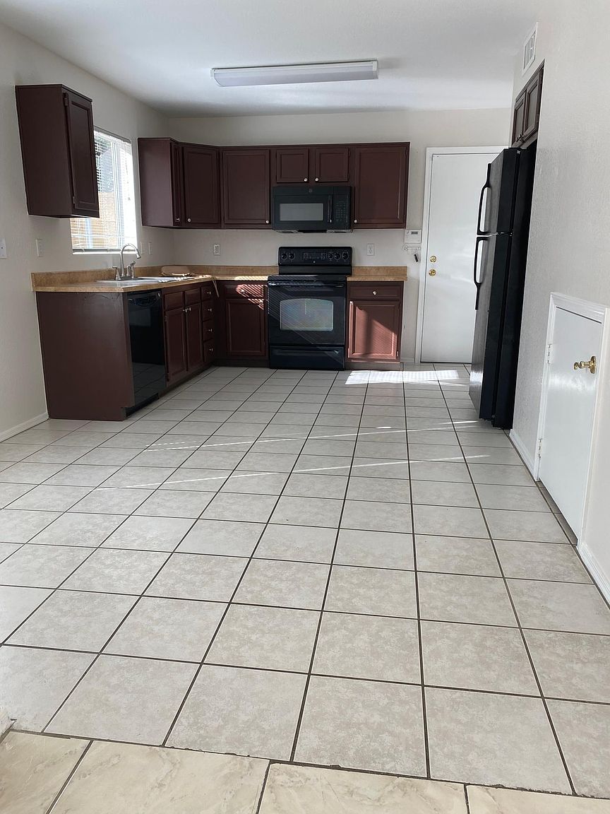 1213 E Hearne Way photo 5