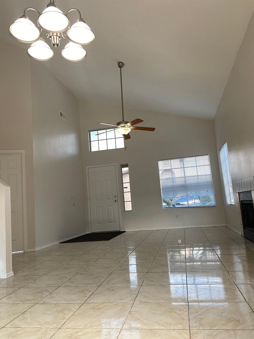 1213 E Hearne Way photo 2