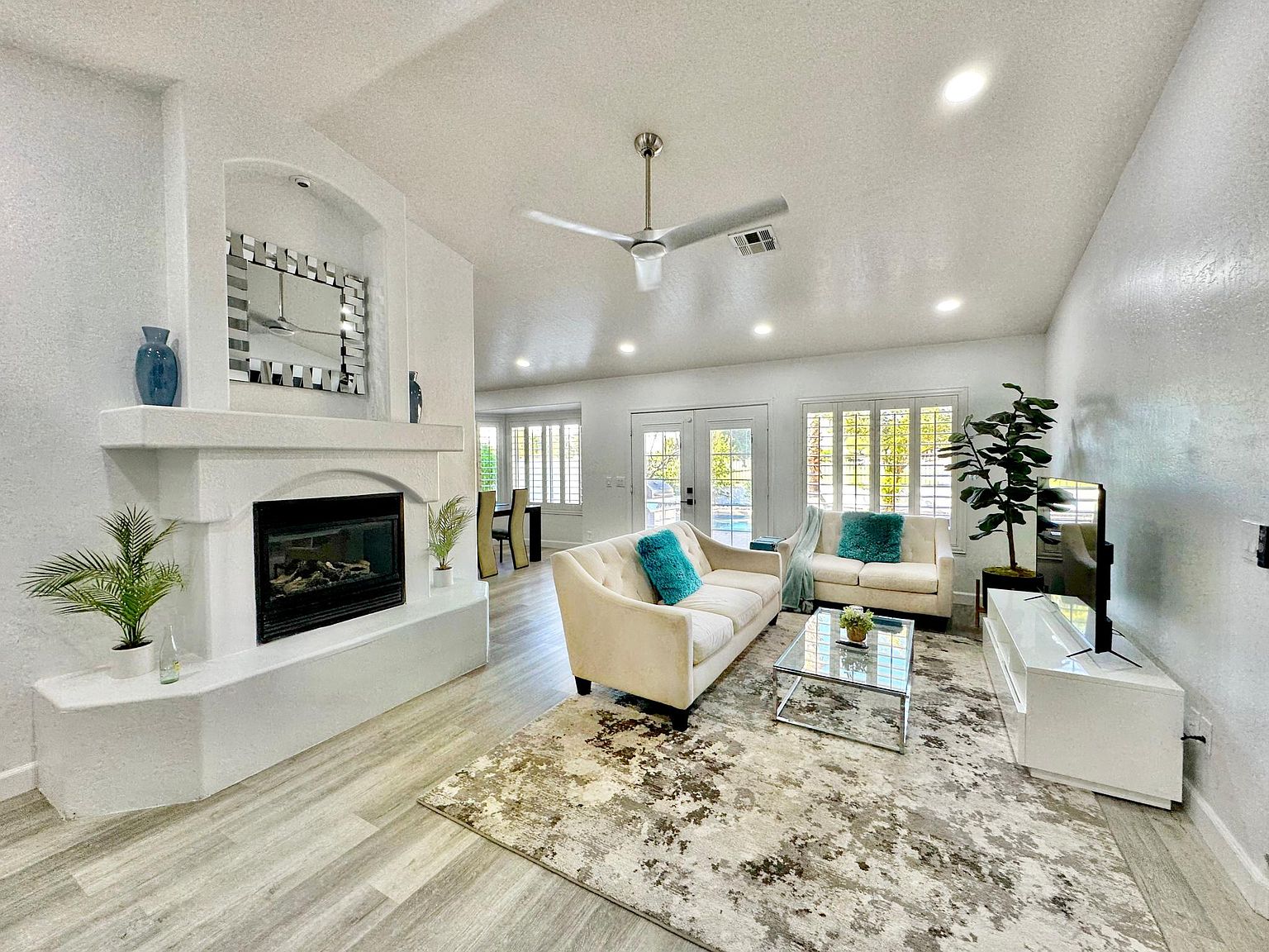 1020 E Hearne Way photo 3