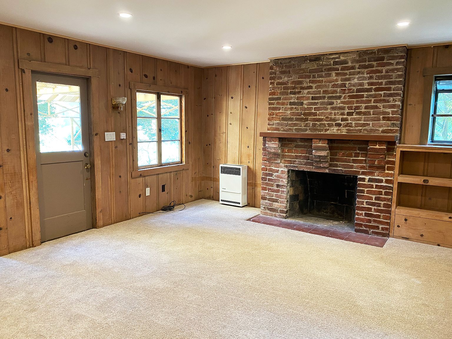 5689 Cabot Dr photo 2