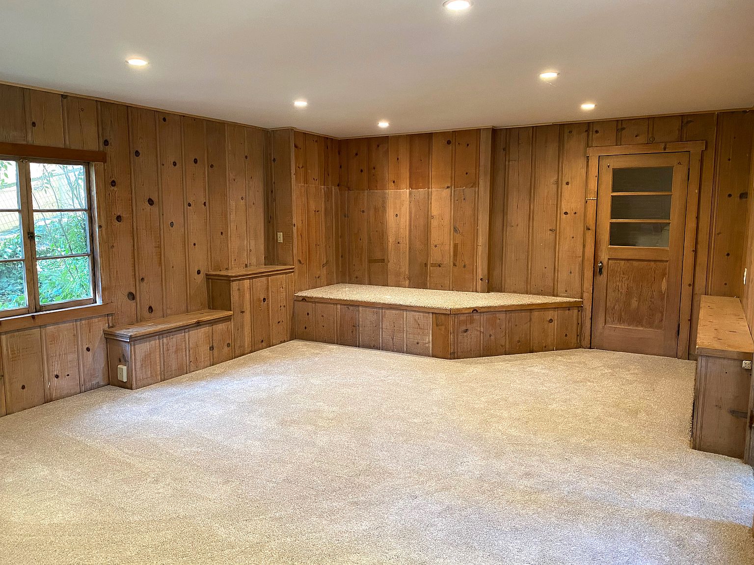 5689 Cabot Dr photo 4