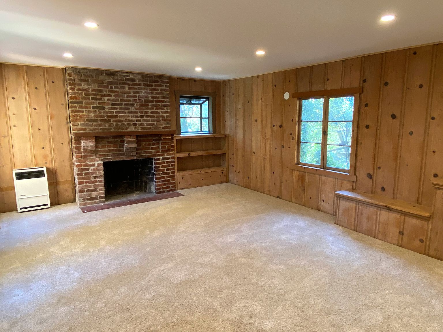 5689 Cabot Dr photo 3