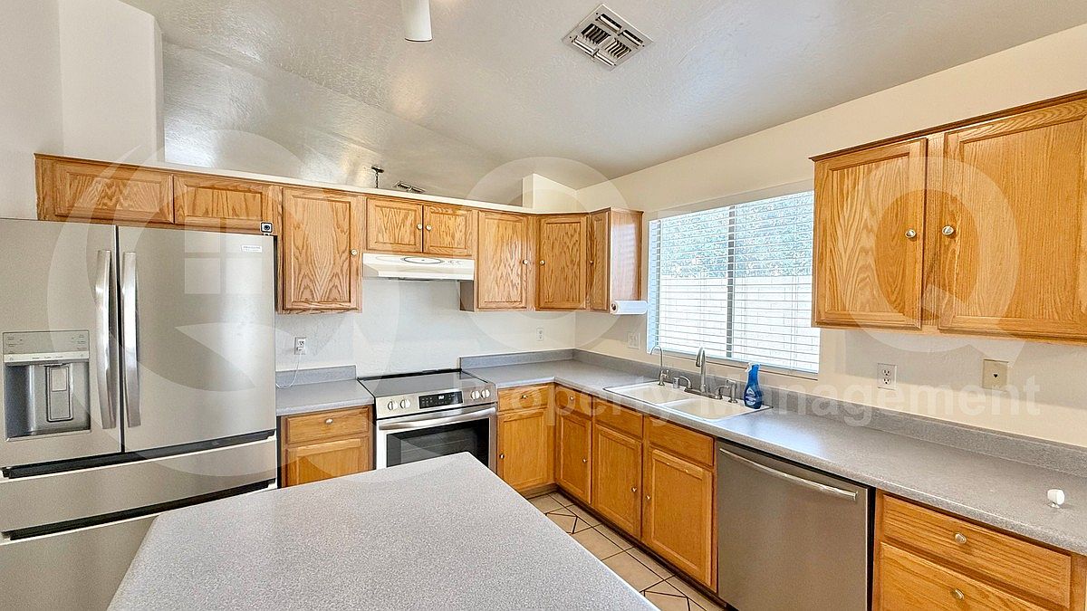 417 E Cantebria Dr photo 5