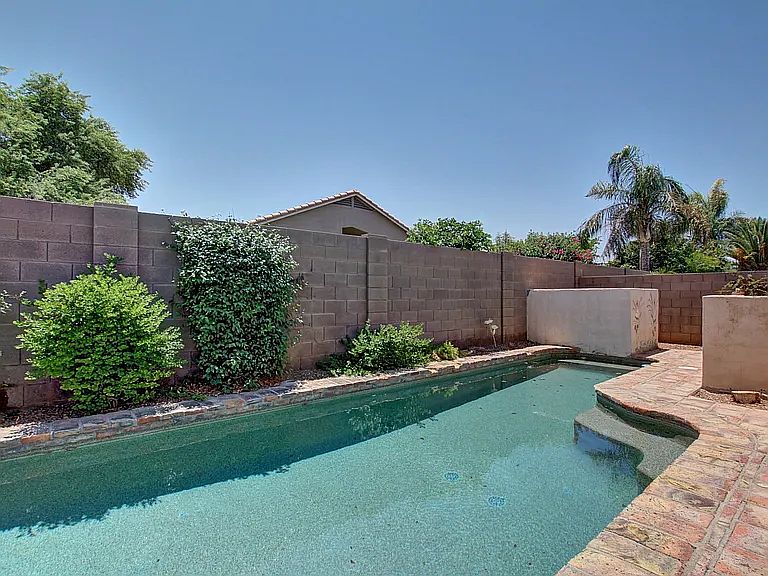 613 E Cathy Dr photo 2