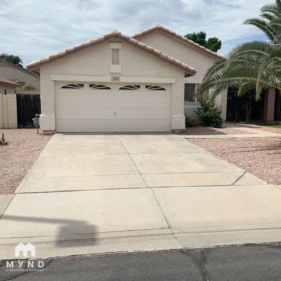 629 E Cantebria Dr photo 2