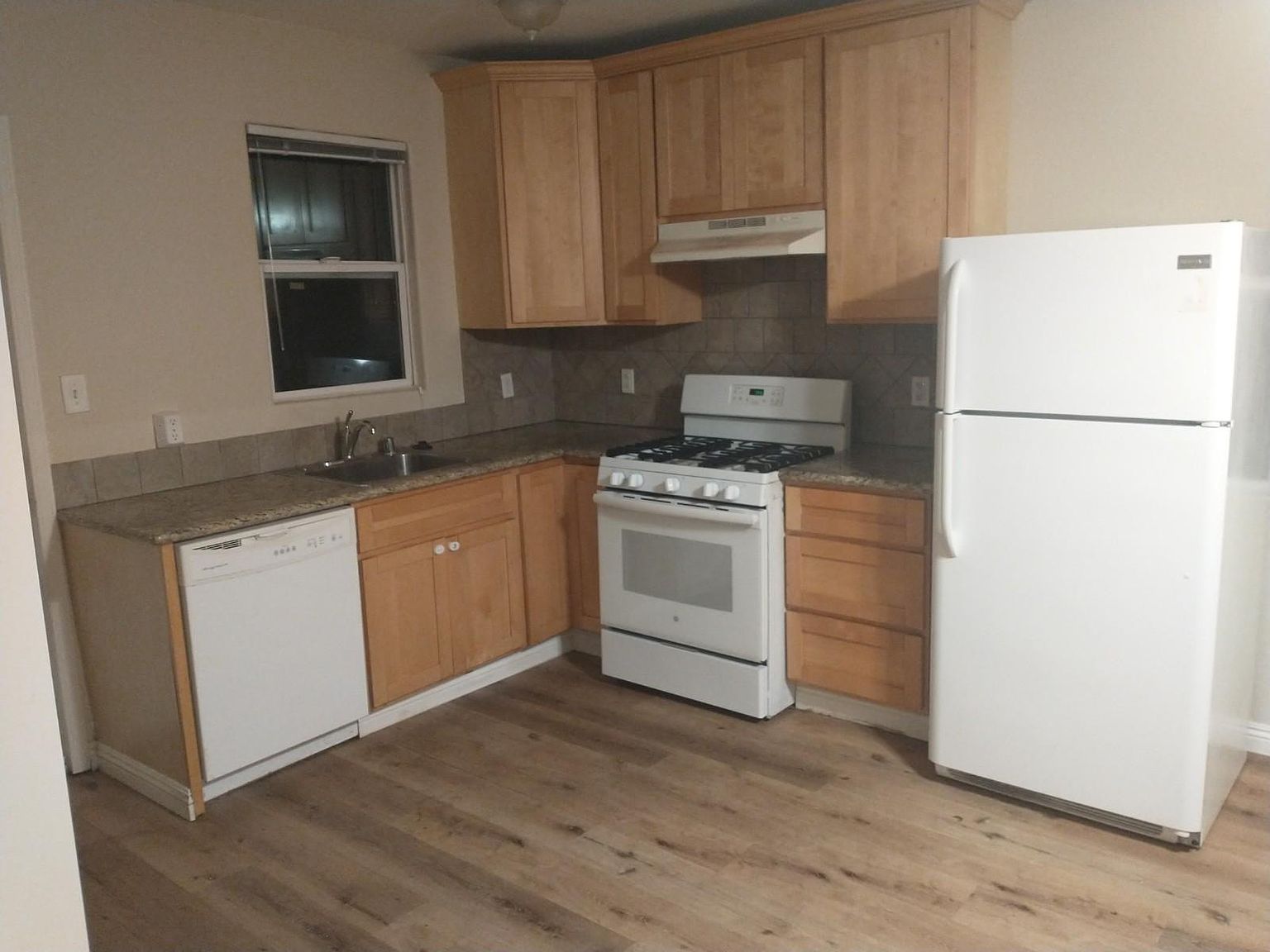 422 Bay St photo 3