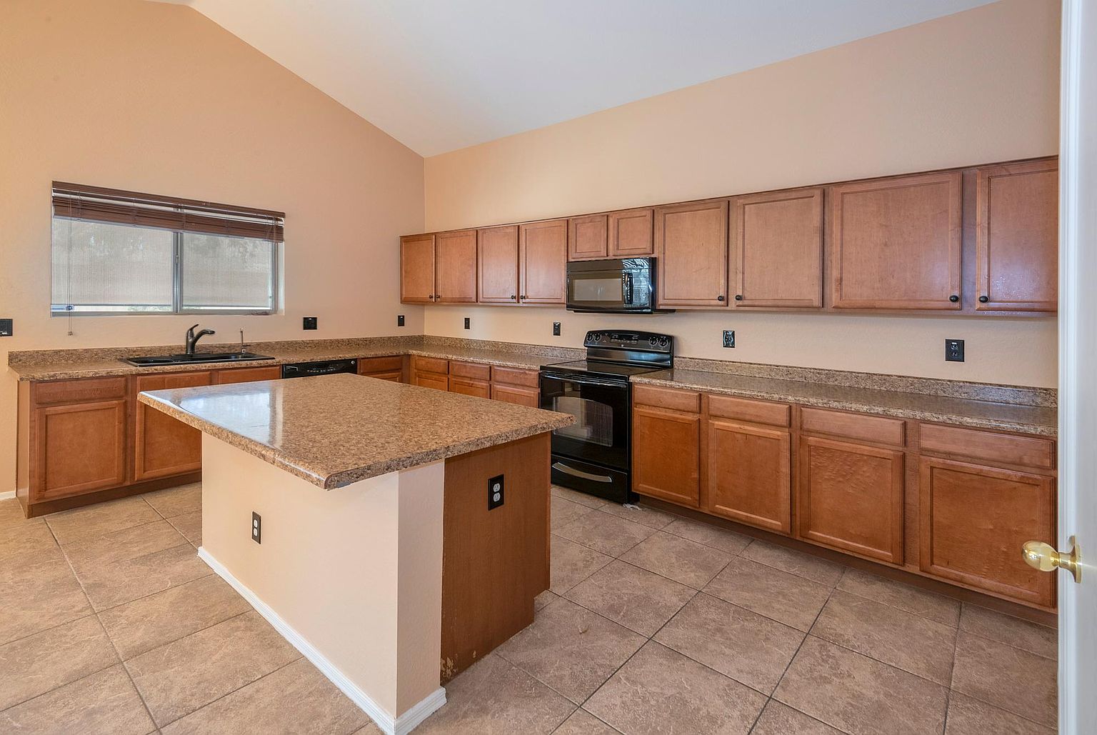 17754 W Bloomfield Rd photo 3