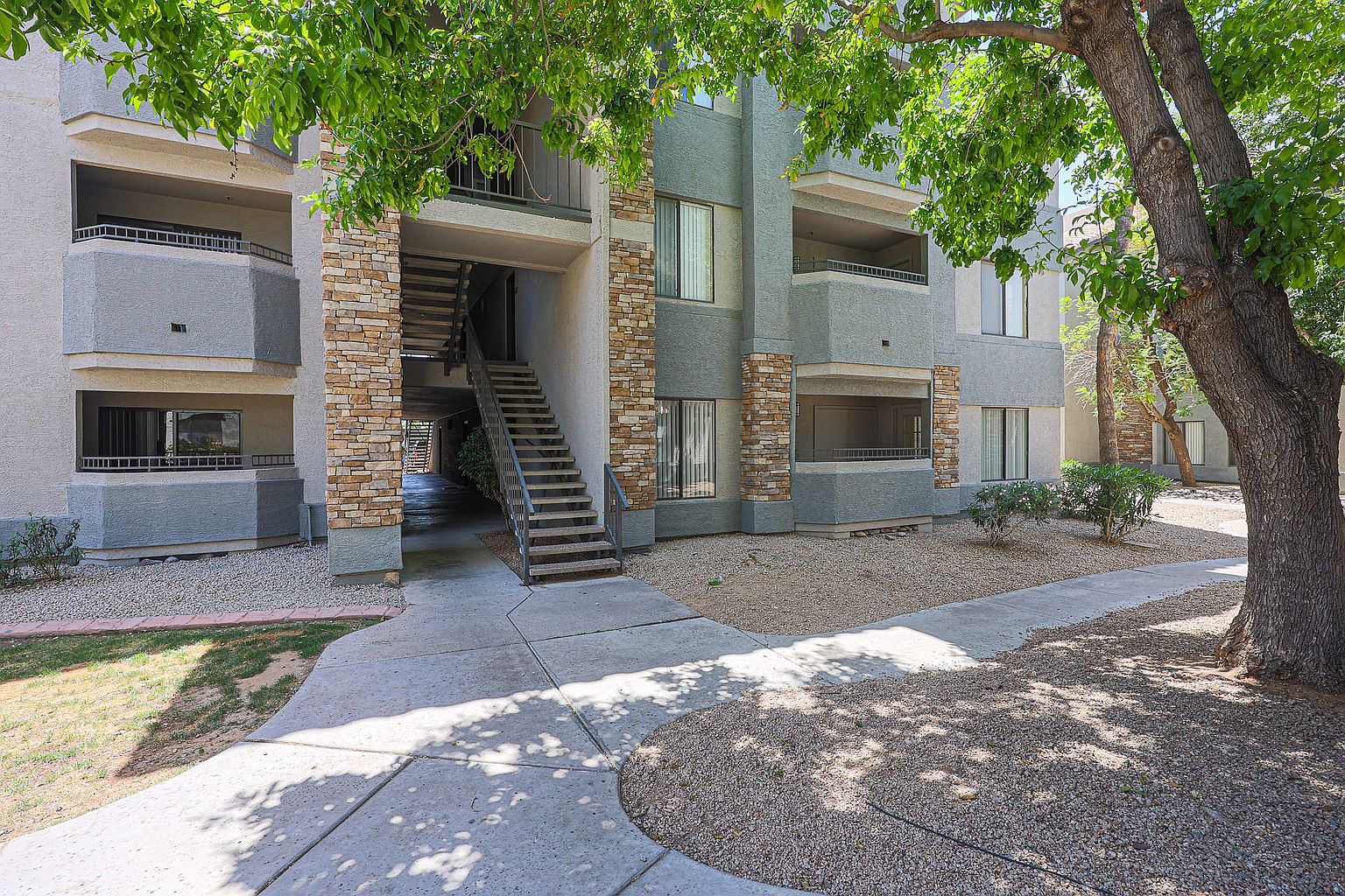 2025 E Campbell Ave photo 2