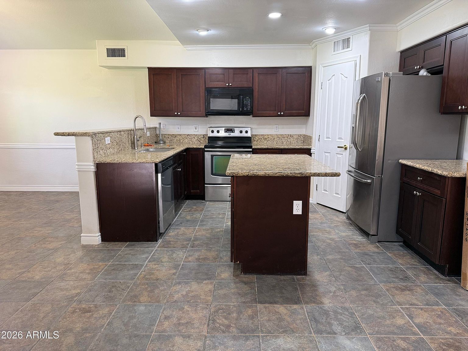 518 W Scott Ave photo 5
