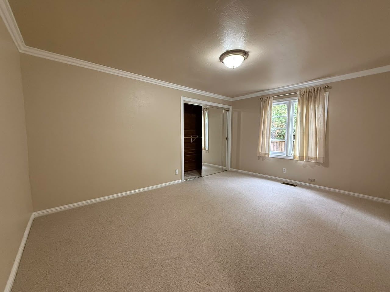 1573 Edgewood Rd photo 3