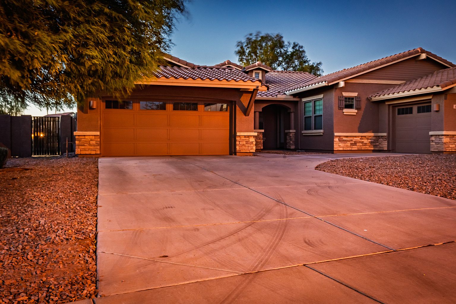 562 E Janet Way photo 3