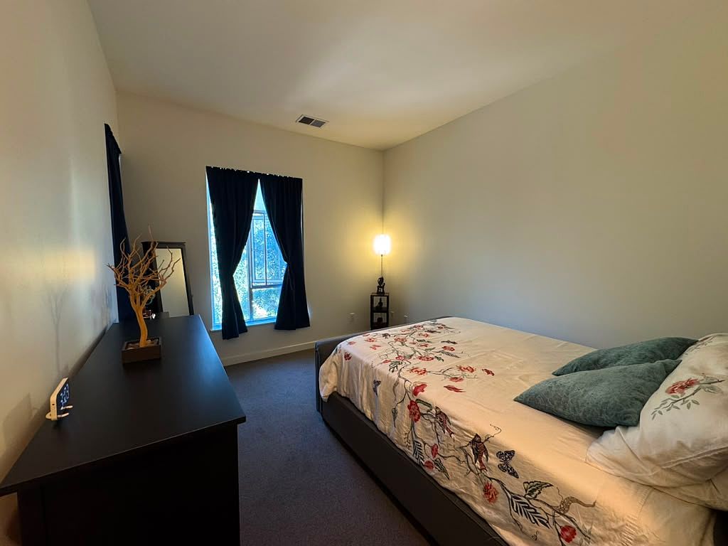 7 Ealing Lane Rentals photo 5