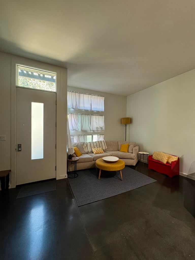 7 Ealing Lane Rentals photo 3