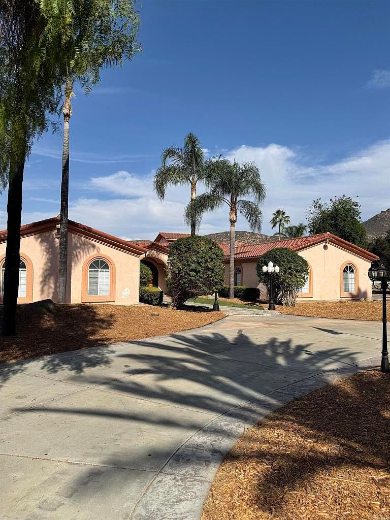 1555 Willow Glen Dr photo 4